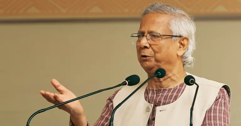 ঢাকেশ্বরী মন্দির পরিদর্শন শেষে বক্তব্য রাখছেন প্রধান উপদেষ্টা